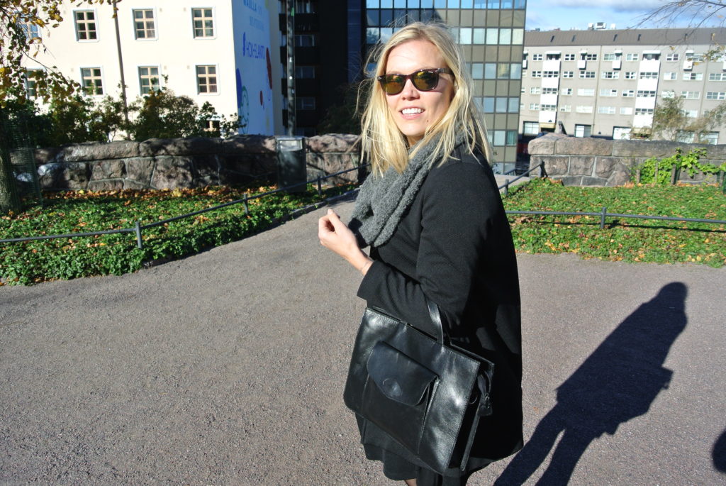 Sunday Annimarian Blonde girl with a black outfit and heels in Finland in the fall