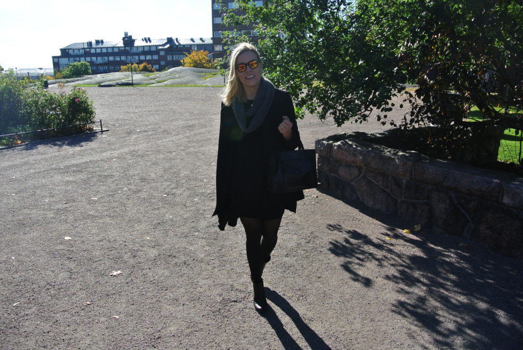 Sunday Annimarian Blonde girl with a black outfit and heels in Finland in the fall