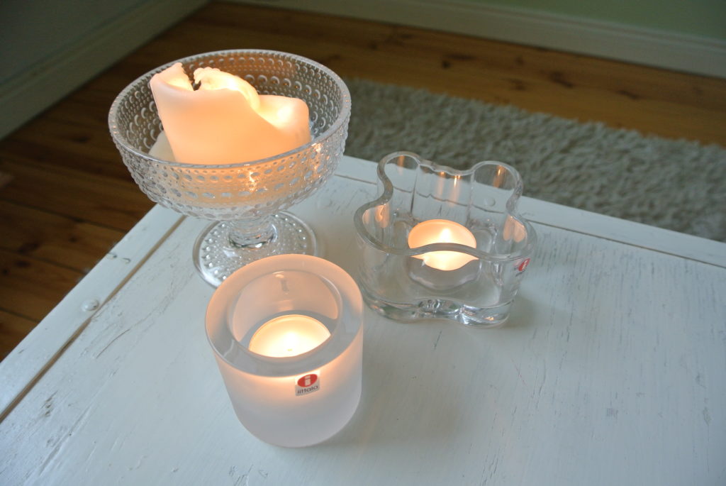 Iittala Kivi tuikku mini Aaltomaljakko Kastehelmi Candles on a white coffee table