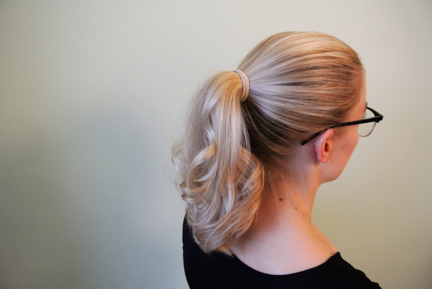 annimarian lentoemännän luottokampaukset paksu poninhäntä a thick ponytail on blond hair flight attendant hair style