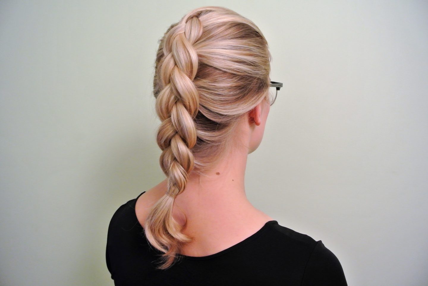 annimarian lentoemännän luottokampaukset dutch braid tanskalainen letti blond thick hair flight attendant hair