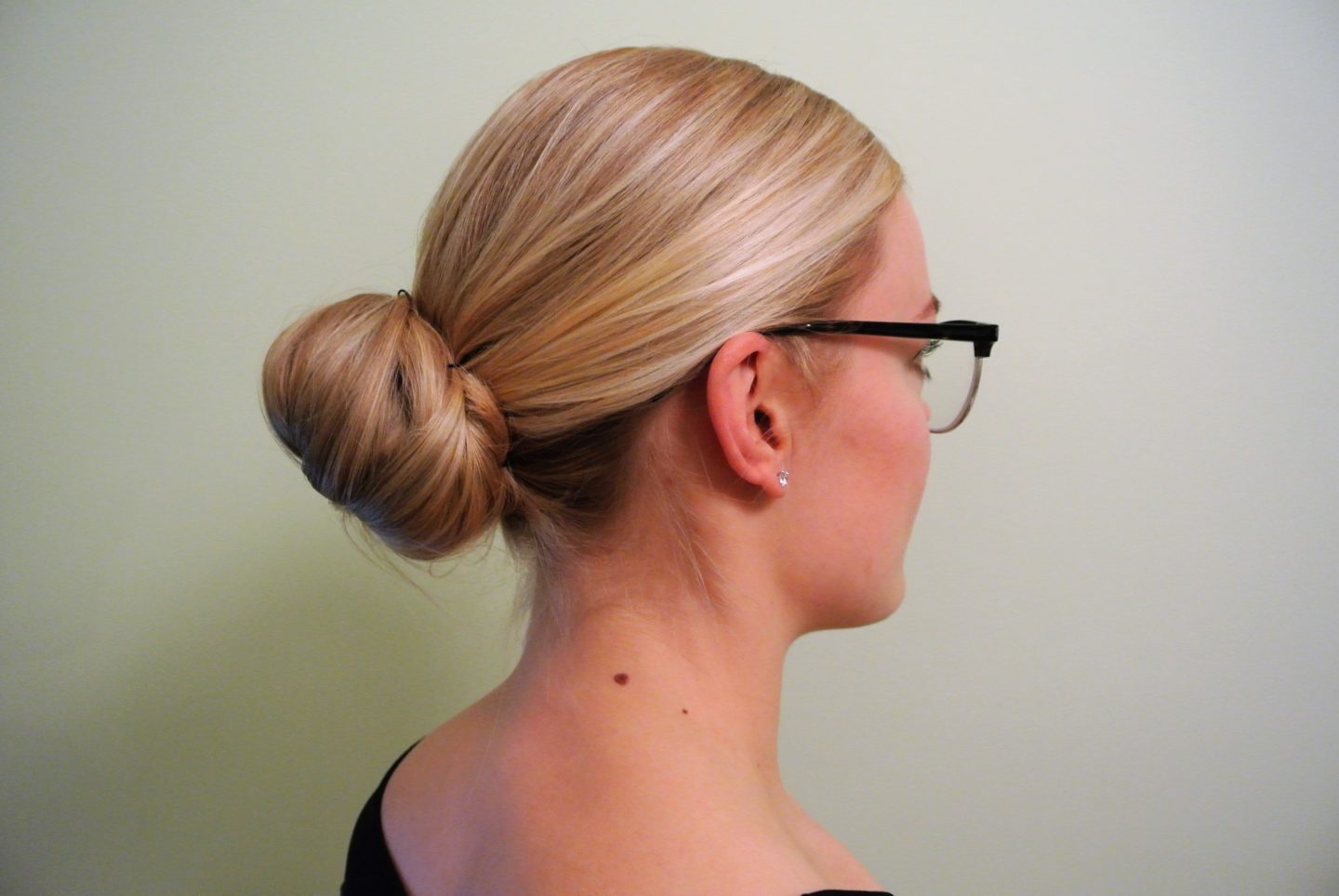 annimarian lentoemännän luottokampaukset valkkinuttura bun blond hair easy bun tutorial flight attendant hair style