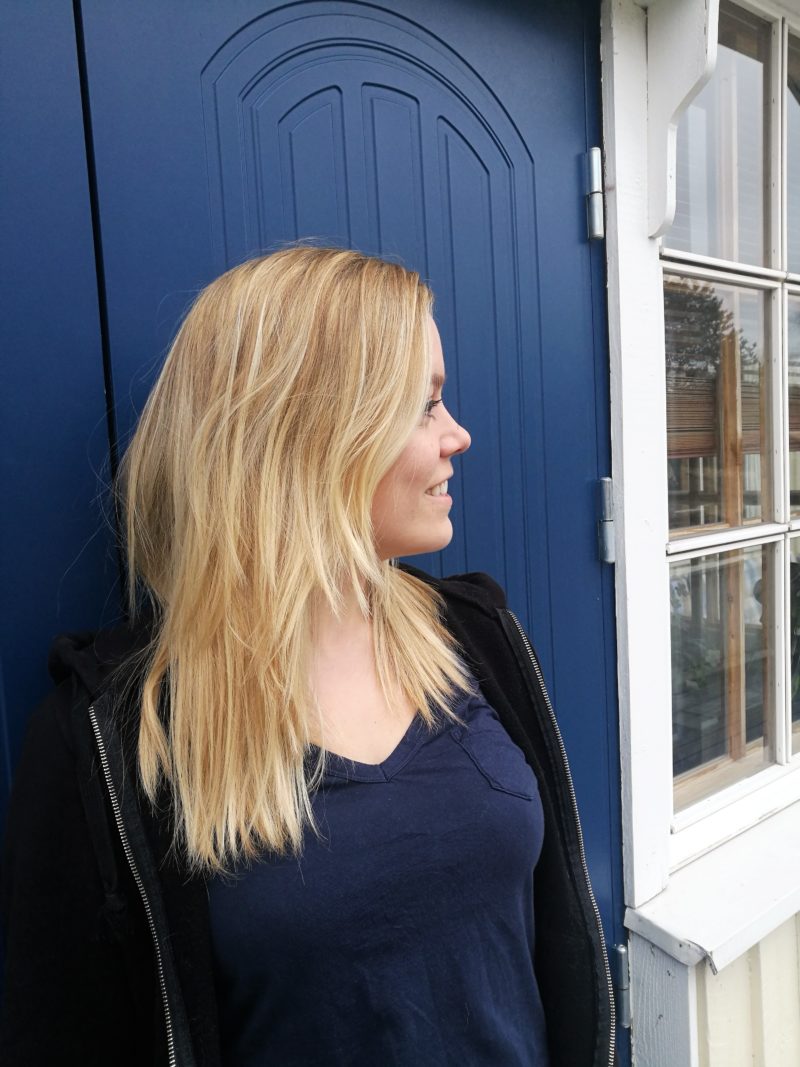 Hair fix Annimarian A blonde Finnish girl standing in front of a blue door